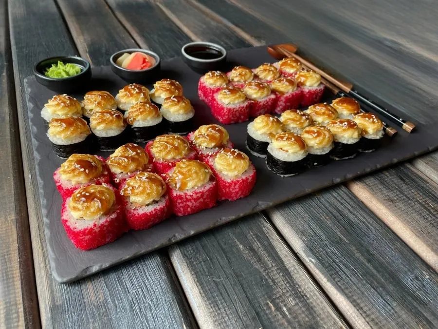 Сет из запеченных роллов