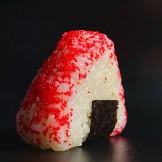 Онигири с лососем