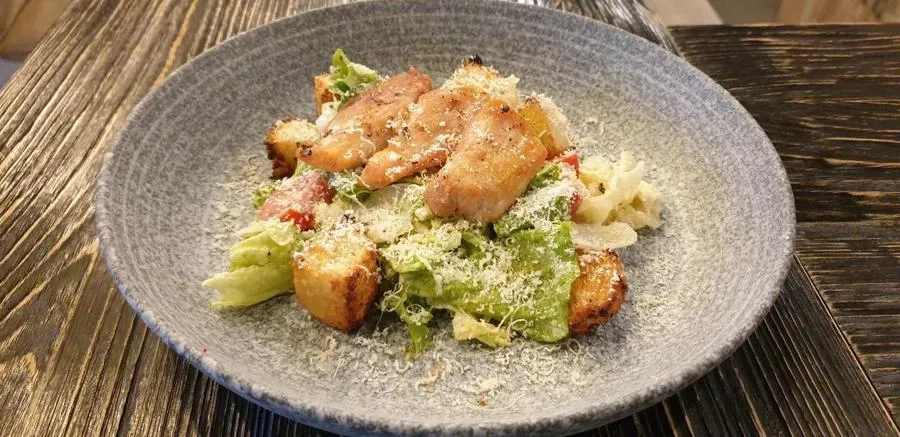 Салат Цезарь с курицей СОХО
