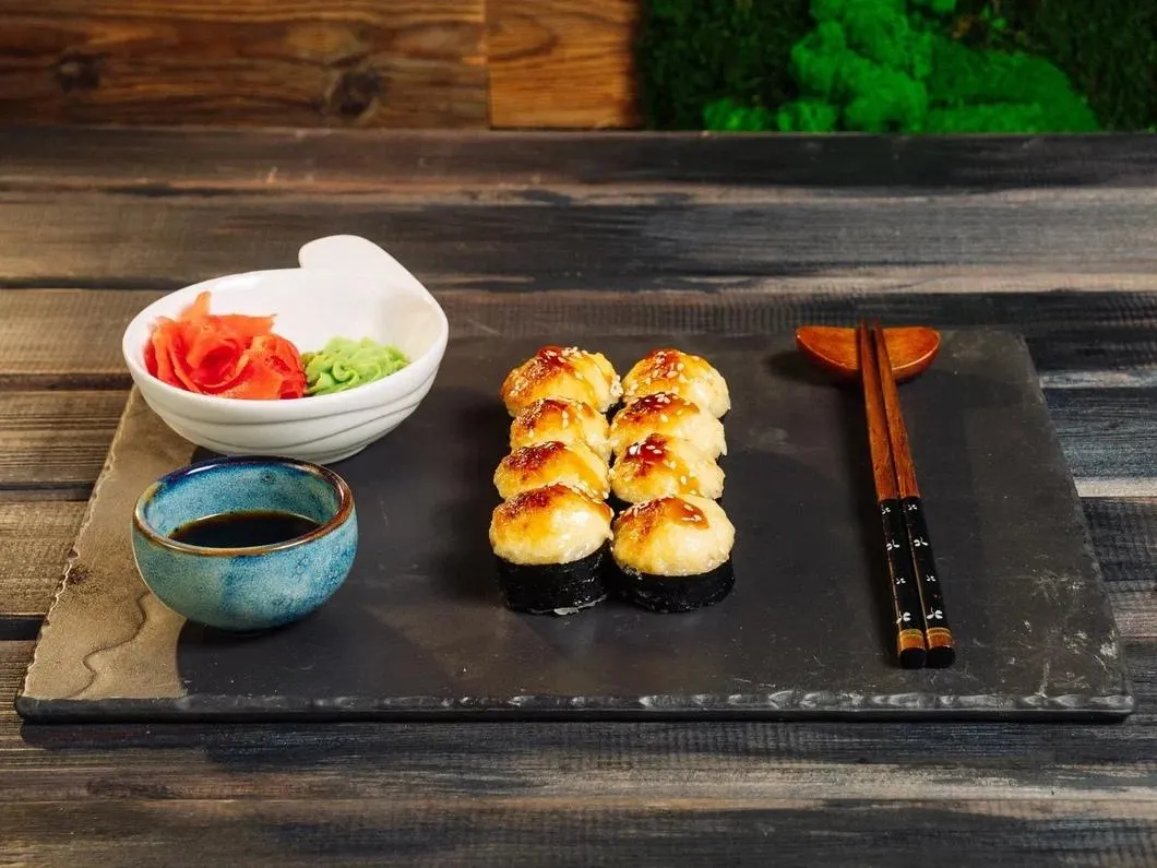 Запеченный ролл с сырной шапкой и креветкой темпура