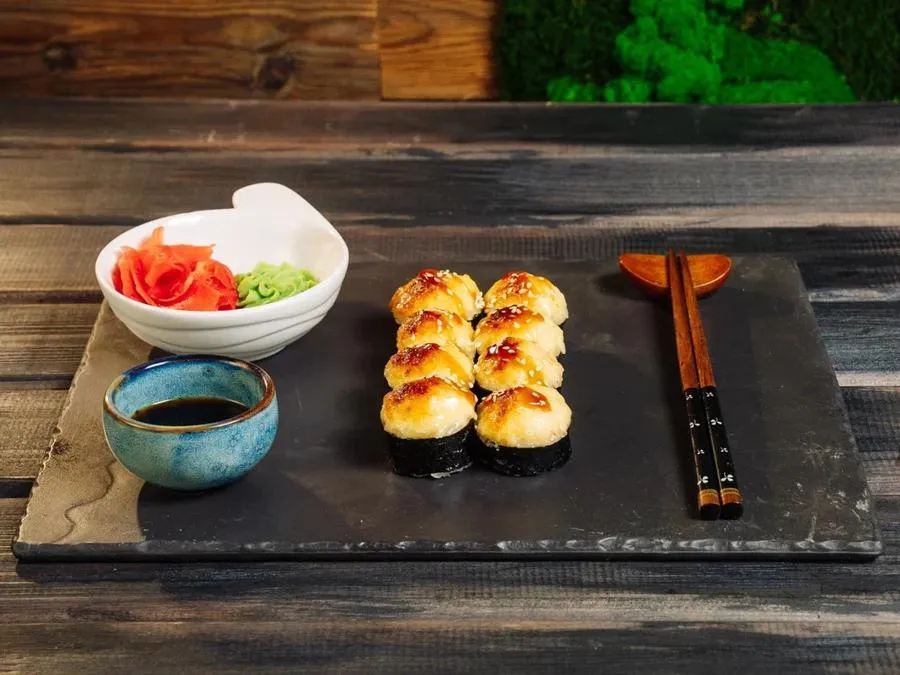 запеченный ролл с сырной шапкой и курицей