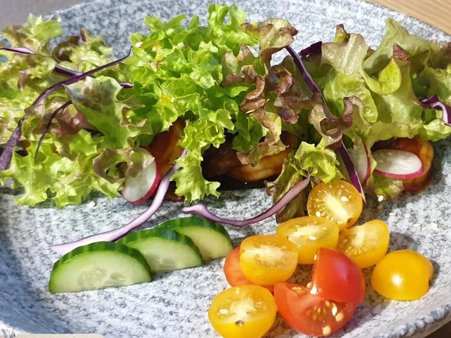 Салат с жареными креветками