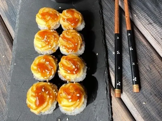 Запеченный ролл с лососем 