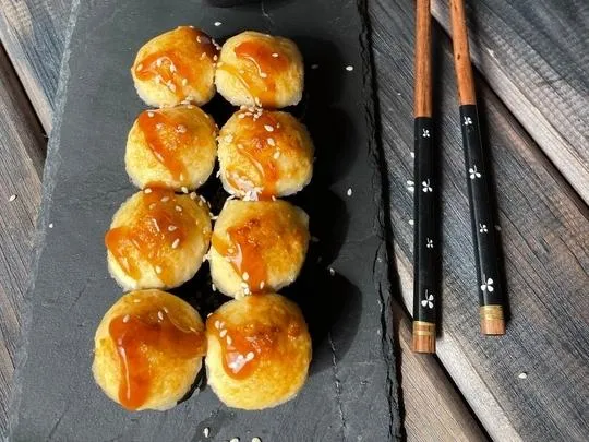 Запеченный ролл с сырной шапкой и курочкой  