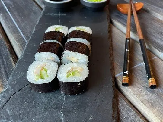 Ролл с курицей гриль и огурцом в Нори 