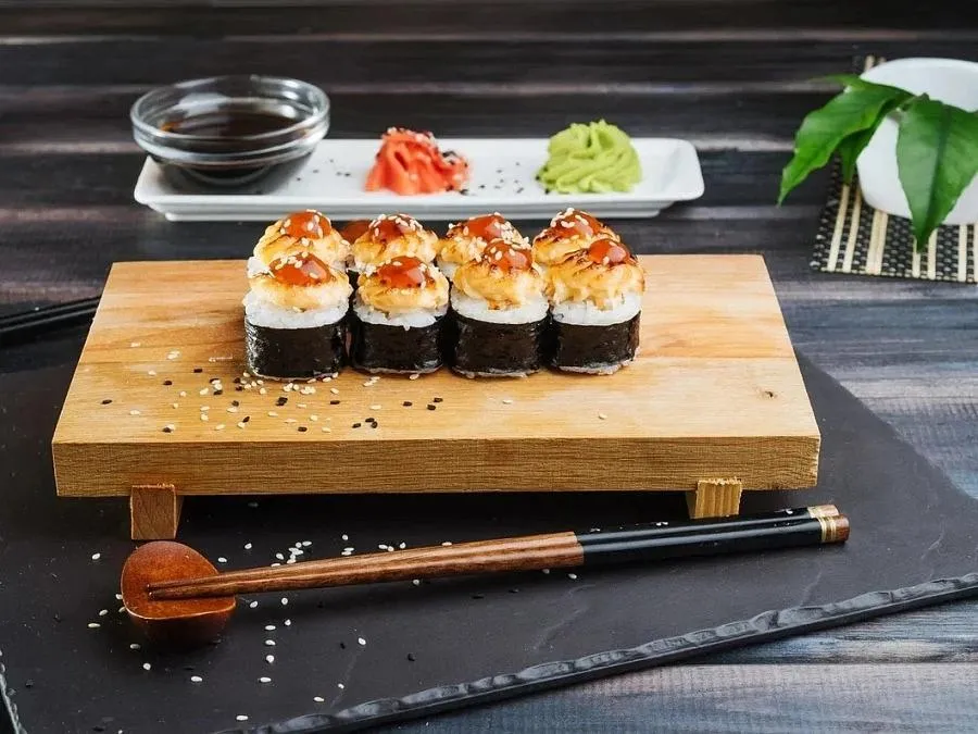 Запеченный ролл с курицей гриль острый